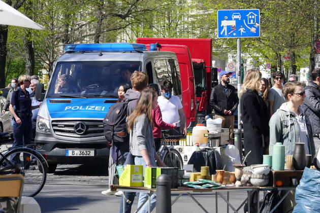 18.04.2020, Berlin - Deutschland. Am Wochenende ist der Kollwitz-Markt sehr gut besucht, die Leute genießen das tolle Wetter und lassen sich von der Corona-Krise nicht beeinträchtigen.