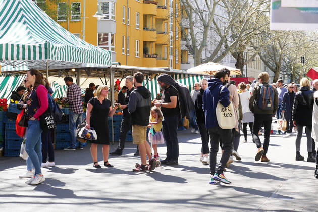 18.04.2020, Berlin - Deutschland. Am Wochenende ist der Kollwitz-Markt sehr gut besucht, die Leute genießen das tolle Wetter und lassen sich von der Corona-Krise nicht beeinträchtigen.