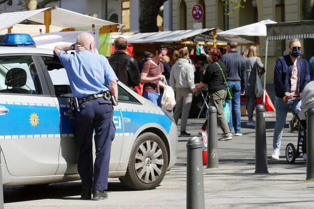 News Bilder des Tages 18.04.2020, Berlin - Deutschland. Am Wochenende ist der Kollwitz-Markt sehr gut besucht. Die Polizei überprüft, ob alle Regelungen der Corona-Krise eingehalten werden.