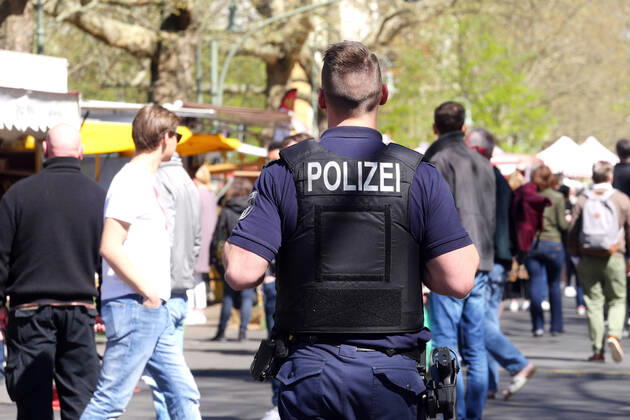 18.04.2020, Berlin - Deutschland. Am Wochenende ist der Kollwitz-Markt sehr gut besucht. Die Polizei überprüft, ob alle Regelungen der Corona-Krise eingehalten werden.
