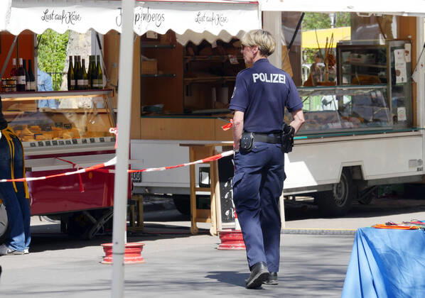 18.04.2020, Berlin - Deutschland. Am Wochenende ist der Kollwitz-Markt sehr gut besucht. Die Polizei überprüft, ob alle Regelungen der Corona-Krise eingehalten werden. Bei zuwenig Distanz wird für Abstand gesorgt und der Besucherstrom reguliert.