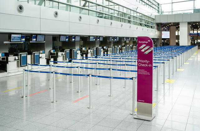 Düsseldorf Flughafen Düsseldorf, 18.04.2020 Menschenleere Abflughalle - Check in Schalter von Eurowings Düsseldorf Flughafen