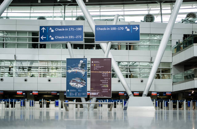 Düsseldorf Flughafen Düsseldorf, 18.04.2020 Menschenleere Abflughalle Düsseldorf Flughafen