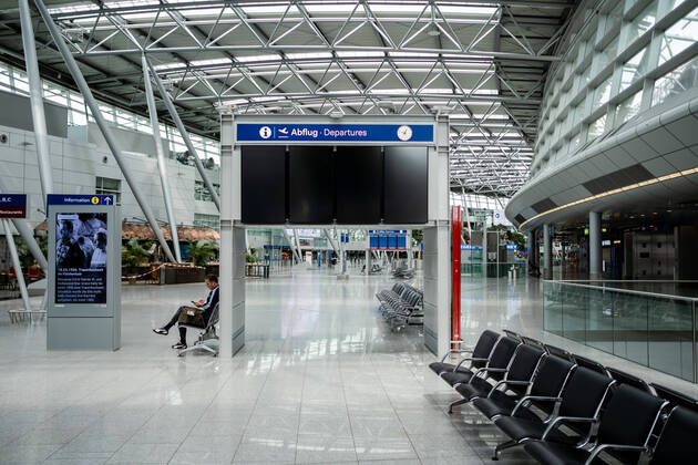Düsseldorf Flughafen Düsseldorf, 18.04.2020 Eine fast menschenleere Abflughalle Düsseldorf Flughafen