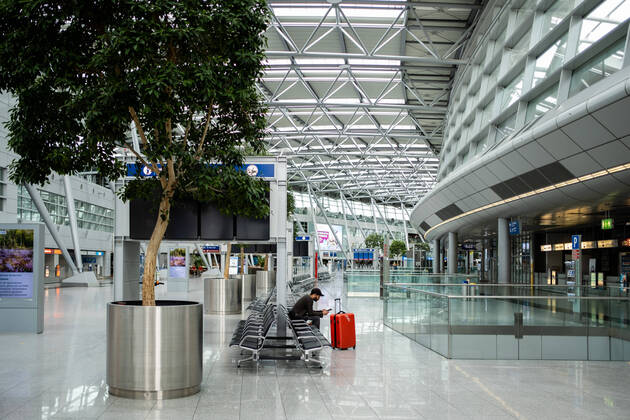 Düsseldorf Flughafen Düsseldorf, 18.04.2020 Eine fast menschenleere Abflughalle Düsseldorf Flughafen