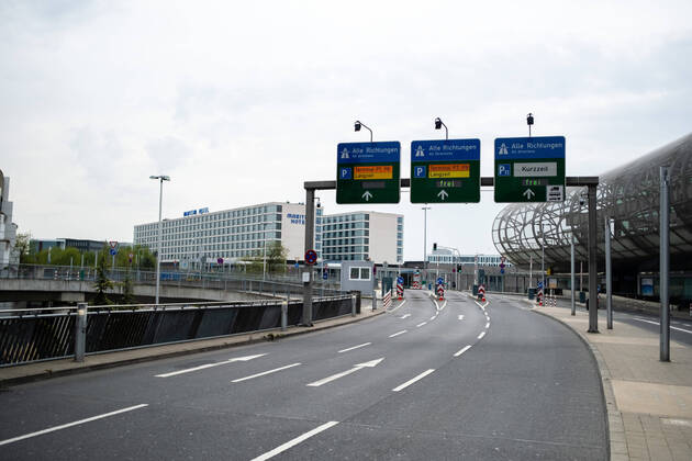 Düsseldorf Flughafen Düsseldorf, 18.04.2020 Menschenleere Abflugbereich - Straßen sind wie leer gefegt Düsseldorf Flughafen