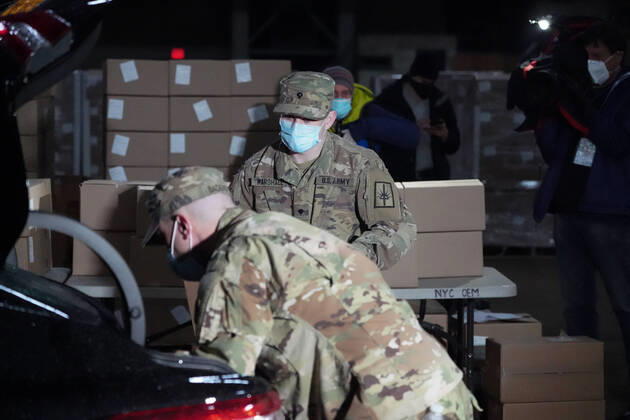 April 18, 2020, New York, NY, USA: US National Guard members hand out donated food to TLC licensed drivers to deliver to New Yorkers in need at at a temporary food distribution center set up at the Kingsbridge Armory on April 18, 2020 in New York. New York USA - ZUMAb148 20200418_zap_b148_014 Copyright: xBryanxSmithx