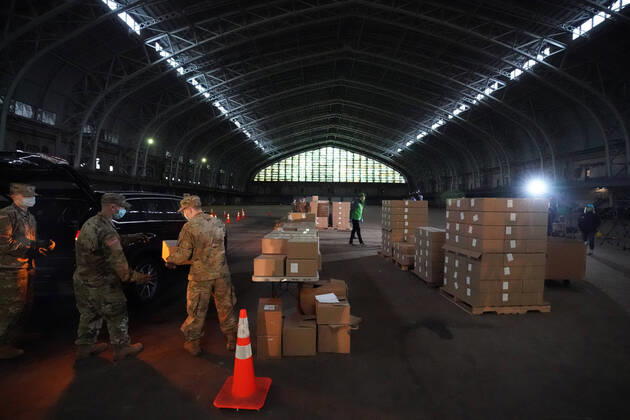 April 18, 2020, New York, NY, USA: US National Guard members hand out donated food to TLC licensed drivers to deliver to New Yorkers in need at at a temporary food distribution center set up at the Kingsbridge Armory on April 18, 2020 in New York. New York USA - ZUMAb148 20200418_zap_b148_072 Copyright: xBryanxSmithx
