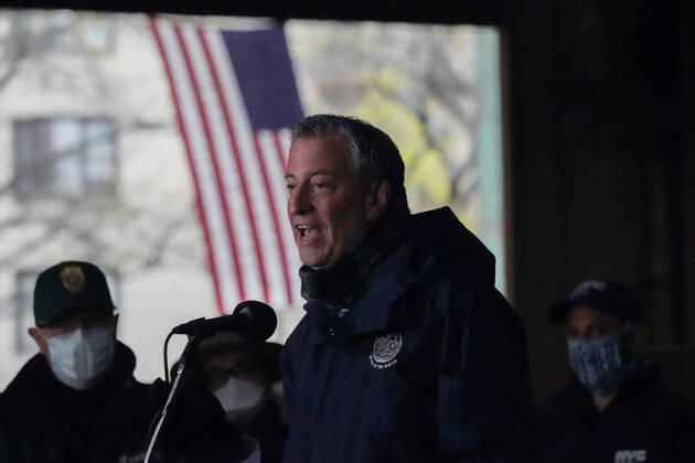 April 18, 2020, New York, NY, USA: US National Guard members hand out donated food to TLC licensed drivers to deliver to New Yorkers in need at at a temporary food distribution center set up at the Kingsbridge Armory on April 18, 2020 in New York. New York USA - ZUMAb148 20200418_zap_b148_073 Copyright: xBryanxSmithx