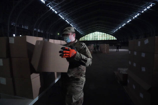 April 18, 2020, New York, NY, USA: US National Guard members hand out donated food to TLC licensed drivers to deliver to New Yorkers in need at at a temporary food distribution center set up at the Kingsbridge Armory on April 18, 2020 in New York. New York USA - ZUMAb148 20200418_zap_b148_083 Copyright: xBryanxSmithx