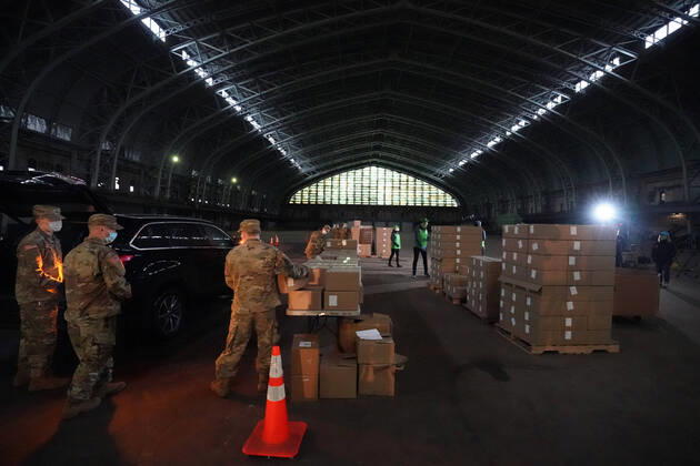 April 18, 2020, New York, NY, USA: US National Guard members hand out donated food to TLC licensed drivers to deliver to New Yorkers in need at at a temporary food distribution center set up at the Kingsbridge Armory on April 18, 2020 in New York. New York USA - ZUMAb148 20200418_zap_b148_085 Copyright: xBryanxSmithx