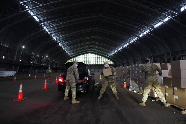 April 18, 2020, New York, NY, USA: US National Guard members hand out donated food to TLC licensed drivers to deliver to New Yorkers in need at at a temporary food distribution center set up at the Kingsbridge Armory on April 18, 2020 in New York. New York USA - ZUMAb148 20200418_zap_b148_086 Copyright: xBryanxSmithx