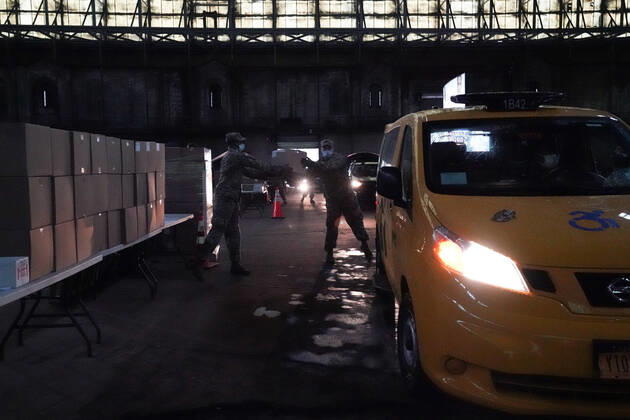 April 18, 2020, New York, NY, USA: US National Guard members hand out donated food to TLC licensed drivers to deliver to New Yorkers in need at at a temporary food distribution center set up at the Kingsbridge Armory on April 18, 2020 in New York. New York USA - ZUMAb148 20200418_zap_b148_098 Copyright: xBryanxSmithx