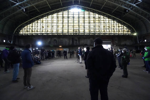 April 18, 2020, New York, NY, USA: US National Guard members hand out donated food to TLC licensed drivers to deliver to New Yorkers in need at at a temporary food distribution center set up at the Kingsbridge Armory on April 18, 2020 in New York. New York USA - ZUMAb148 20200418_zap_b148_101 Copyright: xBryanxSmithx