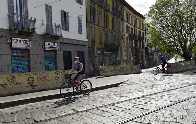 Milan, People on bicycles on the cycle paths and on the road around the city during the coronavirus emergency, in the photo cycle path on the Darsena and Naviglio Grande (Duilio Piaggesi Fotogramma, Milan - 2020-04-18) p.s. la foto e utilizzabile nel rispetto del contesto in cui e stata scattata, e senza intento diffamatorio del decoro delle persone rappresentate  Copyright: xDuilioxPiaggesix xFOTOGRAMMAx