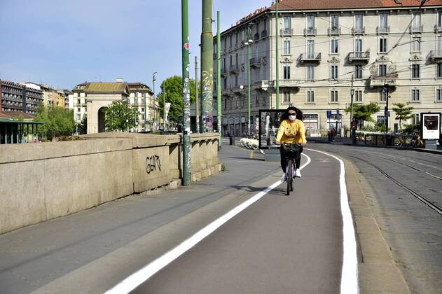 Milan, People on bicycles on the cycle paths and on the road around the city during the coronavirus emergency, in the photo cycle path on the Darsena and Naviglio Grande (Duilio Piaggesi Fotogramma, Milan - 2020-04-18) p.s. la foto e utilizzabile nel rispetto del contesto in cui e stata scattata, e senza intento diffamatorio del decoro delle persone rappresentate  Copyright: xDuilioxPiaggesix xFOTOGRAMMAx