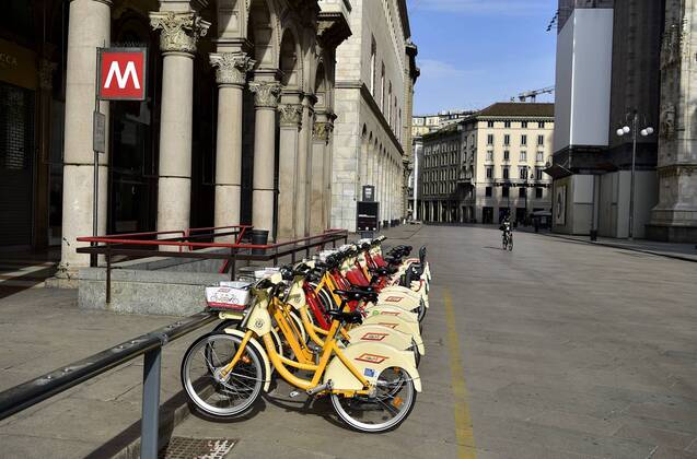 Milan, People on bicycles on cycle paths and on the road around the city during the coronavirus emergency, in the picture Piazza Duomo (Duilio Piaggesi Fotogramma, Milan - 2020-04-18) p.s. la foto e utilizzabile nel rispetto del contesto in cui e stata scattata, e senza intento diffamatorio del decoro delle persone rappresentate  Copyright: xDuilioxPiaggesix xFOTOGRAMMAx