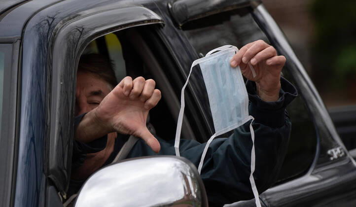 News Bilder des Tages A man holds a mask from his vehicle during a car protest to reopen Maryland and end the stay at home order imposed during the Coronavirus COVID-19 pandemic, near the state capitol building in Annapolis, Maryland on Saturday, April 18, 2020. Drivers circled Annapolis hoking their horns and calling for Gov. Larry Hogan (R-MD) to end the stay at home order.  WAP20200418337 KEVINxDIETSCH