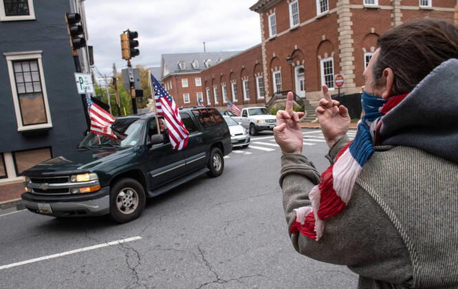 News Bilder des Tages A counter protester reacts to protesters in their vehicles as they participate in a car protest to reopen Maryland and end the stay at home order imposed during the Coronavirus COVID-19 pandemic, near the state capitol building in Annapolis, Maryland on Saturday, April 18, 2020. Drivers circled Annapolis hoking their horns and calling for Gov. Larry Hogan (R-MD) to end the stay at home order.  WAP20200418352 KEVINxDIETSCH