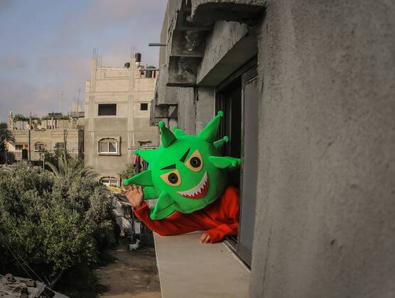 News Bilder des Tages April 18, 2020, Nuseirat Camp, The Gaza Strip, Palestine: Clown wear coronavirus doll in Nuseirat camp in central of the Gaza strip, to awareness kids about the diseases. Nuseirat Camp Palestine - ZUMAq100 20200418_zaa_q100_007 Copyright: xAbedxAlrahmanxAlkahloutx
