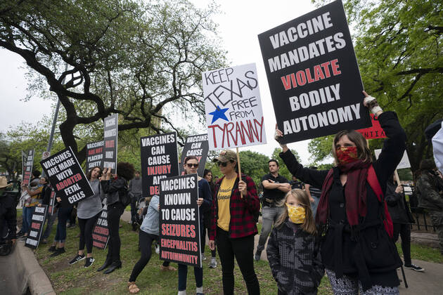 April 18, 2020, Austin, Texas, USA: A few hundred Texans flaunt social distancing guidelines in an InfoWars inspired rally at the Texas Capitol where founder Alex Jones encourages the crowd with right-wing rhetoric. Gov. Greg Abbott announced Friday relaxed restrictions on business starting next week. Austin USA - ZUMAd150 20200418_znp_d150_029 Copyright: xBobxDaemmrichx