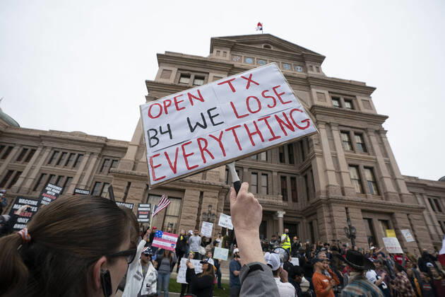 News Bilder des Tages April 18, 2020, Austin, Texas, USA: A few hundred Texans flaunt social distancing guidelines in an InfoWars inspired rally at the Texas Capitol where founder Alex Jones encourages the crowd with right-wing rhetoric. Gov. Greg Abbott announced Friday relaxed restrictions on business starting next week. Austin USA - ZUMAd150 20200418_znp_d150_032 Copyright: xBobxDaemmrichx