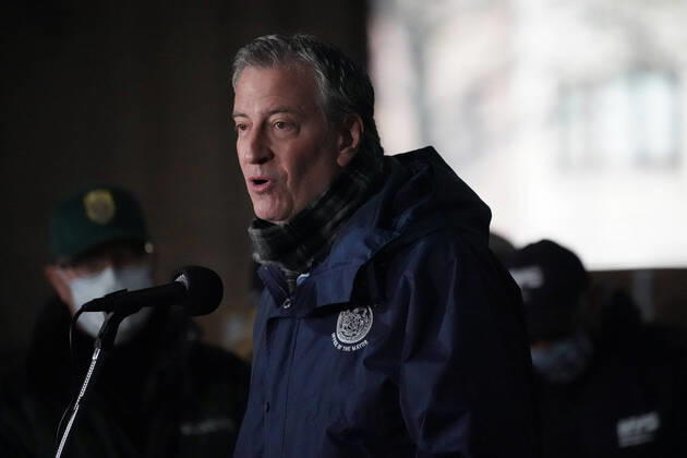April 18, 2020, New York, NY, USA: Mayor Bill de Blasio and US National Guard members hand out donated food to TLC licensed drivers to deliver to New Yorkers in need at at a temporary food distribution center set up at the Kingsbridge Armory on April 18, 2020 in New York. New York USA - ZUMAb148 20200418_zap_b148_061 Copyright: xBryanxSmithx