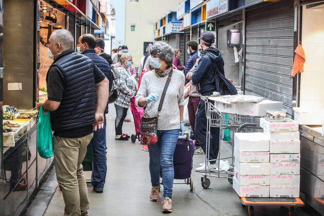 April 18, 2020: April 18, 2020 (Malaga) Atmosphere in the Malaga shipyard market, where safety is paramount in the distance of purchase and masks due to the coronavirus crisis - ZUMAc161 20200418_zap_c161_002 Copyright: xLorenzoxCarnerox