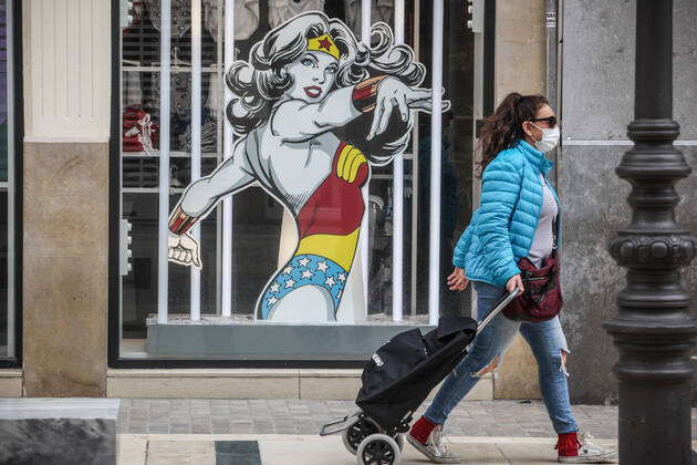 April 18, 2020: April 18, 2020 (Malaga) Woman wearing a mask for the coronavirus crisis goes with shopping cart. - ZUMAc161 20200418_zap_c161_037 Copyright: xLorenzoxCarnerox