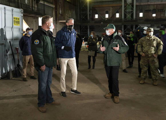 Mayor visit food distribution center in the Bronx Mayor de Blasio visits food distribution center at Kingsbridge Armory amid COVID-19 pandemic. Temporary food distribution center is set during the COVID-19 crisis, and where TLC licensed drivers pick up meals to deliver to New Yorkers in need. There are more than 11,000 taxi drivers signed up to do this. New York New York United States Copyright: LevxRadin