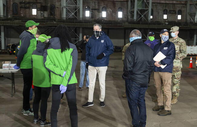 Mayor visit food distribution center in the Bronx Mayor de Blasio visits food distribution center at Kingsbridge Armory amid COVID-19 pandemic. Temporary food distribution center is set during the COVID-19 crisis, and where TLC licensed drivers pick up meals to deliver to New Yorkers in need. There are more than 11,000 taxi drivers signed up to do this. New York New York United States Copyright: LevxRadin