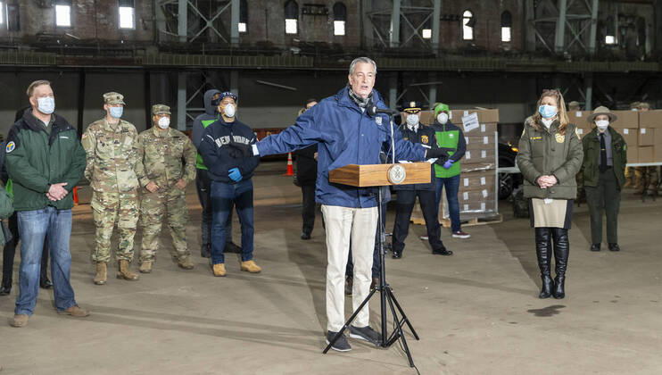 Mayor visit food distribution center in the Bronx Mayor de Blasio visits food distribution center at Kingsbridge Armory amid COVID-19 pandemic. Temporary food distribution center is set during the COVID-19 crisis, and where TLC licensed drivers pick up meals to deliver to New Yorkers in need. There are more than 11,000 taxi drivers signed up to do this. New York New York United States Copyright: LevxRadin