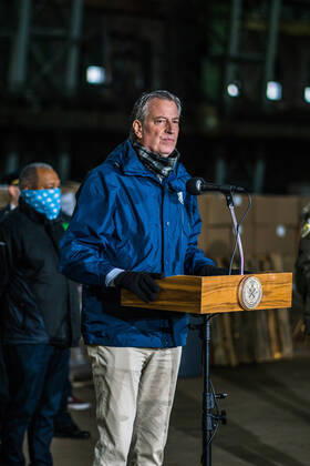 NYC: Mayor de Blasio Press Conference NYC Mayor de Blasio tours the Kingsbridge armory which is being used as a temporary food distribution center during the Covid-19 crisis, and where TLC incensed drivers can pick up meals and delivery to New Yorkers in need. Bronx New York United States Copyright: StevexSanchez