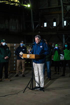 NYC: Mayor de Blasio Press Conference NYC Mayor de Blasio tours the Kingsbridge armory which is being used as a temporary food distribution center during the Covid-19 crisis, and where TLC incensed drivers can pick up meals and delivery to New Yorkers in need. Bronx New York United States Copyright: StevexSanchez
