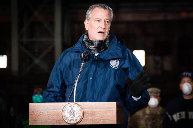 NY: Mayor de Blasio visits food distribution center New York City Mayor Bill de Blasio speaks at the Kingsbridge Armory in the Bronx ,New York on April 18, 2020. The armory is used as a temporary food distribution center during the COVID-19 crisis and soldiers of the U.S. Army load meals into the cabs of TLC licensed drivers who deliver them to New Yorkers in need during the COVID-19 pandemic. Bronx New York United States Copyright: GabrielexHoltermann-Gorden