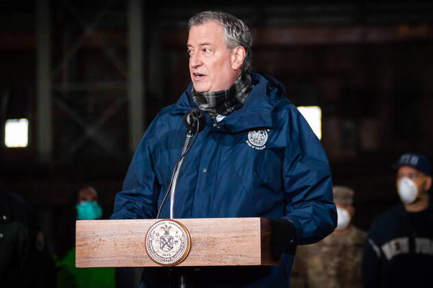 News Bilder des Tages NY: Mayor de Blasio visits food distribution center New York City Mayor Bill de Blasio speaks at the Kingsbridge Armory in the Bronx ,New York on April 18, 2020. The armory is used as a temporary food distribution center during the COVID-19 crisis and soldiers of the U.S. Army load meals into the cabs of TLC licensed drivers who deliver them to New Yorkers in need during the COVID-19 pandemic. Bronx New York United States Copyright: GabrielexHoltermann-Gorden