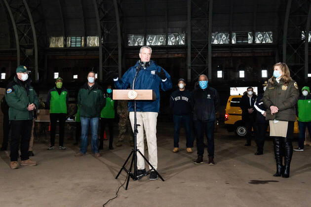 NY: Mayor de Blasio visits food distribution center New York City Mayor Bill de Blasio speaks at the Kingsbridge Armory in the Bronx ,New York on April 18, 2020. The armory is used as a temporary food distribution center during the COVID-19 crisis and soldiers of the U.S. Army load meals into the cabs of TLC licensed drivers who deliver them to New Yorkers in need during the COVID-19 pandemic. Bronx New York United States Copyright: GabrielexHoltermann-Gorden