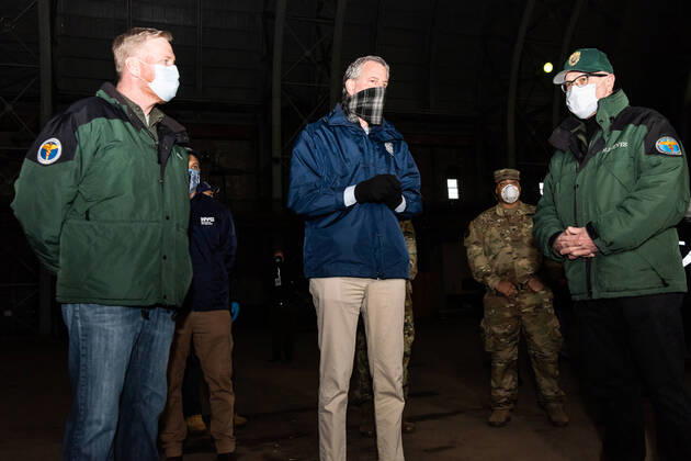 NY: Mayor de Blasio visits food distribution center New York City Mayor Bill de Blasio (middle) tours the Kingsbridge Armory with Department of Sanitation officials on April 18, 2020, in the Bronx, New York. The armory is used as a temporary food distribution center during the COVID-19 crisis where soldiers of the U.S. Army load meals into the cabs of TLC licensed drivers who deliver them to New Yorkers in need during the COVID-19 crisis. Bronx New York United States Copyright: GabrielexHoltermann-Gorden