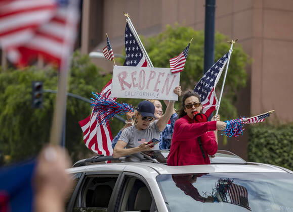 News Bilder des Tages April 18, 2020, San Diego, California, US: Protesters at a Liberate San Diego rally in downtown San Diego on Saturday waved signs and held banners complaining that they wanted the state to lift its stay at home order, a measure meant to reduce the spread of the coronavirus. The event was clearly political, with an overwhelming amount of signs and banners supporting President Trump. San Diego US - ZUMAp23_ 20200418_zaf_p23_013 Copyright: xDavidxPollerx