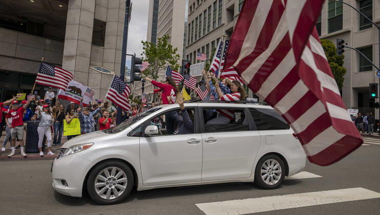 April 18, 2020, San Diego, California, US: Protesters at a Liberate San Diego rally in downtown San Diego on Saturday waved signs and held banners complaining that they wanted the state to lift its stay at home order, a measure meant to reduce the spread of the coronavirus. The event was clearly political, with an overwhelming amount of signs and banners supporting President Trump. San Diego US - ZUMAp23_ 20200418_zaf_p23_022 Copyright: xDavidxPollerx