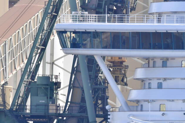 RUBY PRINCESS DEPARTURE, Crew can be seen on the Bridge of the Ruby Princess cruise which remains docked at Port Kembla, Wollongong, Sunday, April 19, 2020. A criminal investigation has been launched into how cruise line operator Carnival Australia was allowed to disembark Ruby Princess passengers in Sydney, resulting in several deaths and COVID-19 outbreaks throughout the country. The Ruby Princess was due to depart Port Kembla today. ( NO ARCHIVING, EDITORIAL USE ONLY, NO USE IN BOOKS WITHOUT CONSENT WOLLONGONG NSW AUSTRALIA  Copyright: xDEANxLEWINSx 20200419001464191641