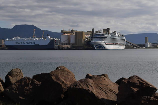 RUBY PRINCESS DEPARTURE, The Ruby Princess (right) cruise remains docked at Port Kembla, Wollongong, Sunday, April 19, 2020. A criminal investigation has been launched into how cruise line operator Carnival Australia was allowed to disembark Ruby Princess passengers in Sydney, resulting in several deaths and COVID-19 outbreaks throughout the country. The Ruby Princess was due to depart Port Kembla today. ( NO ARCHIVING, EDITORIAL USE ONLY, NO USE IN BOOKS WITHOUT CONSENT WOLLONGONG NSW AUSTRALIA  Copyright: xDEANxLEWINSx 20200419001464191991