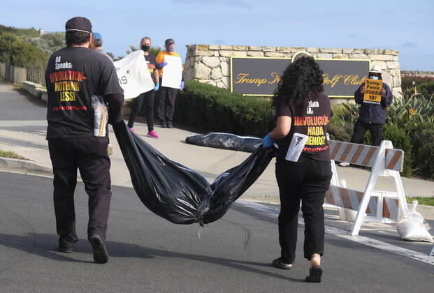 April 18, 2020, Los Angeles, California, U.S: Demonstrators carry a fake body bag outside Trump National Golf Club Los Angeles in protest against U.S. President Donald Trump s response to the coronavirus disease (COVID-19) pandemic, in Rancho Palos Verdes, California, April 18, 2020. Los Angeles U.S. - ZUMAc68_ 20200418_zaf_c68_003 Copyright: xRingoxChiux
