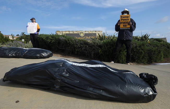 April 18, 2020, Los Angeles, California, U.S: Fake body bags are placed at outside Trump National Golf Club Los Angeles in protest against U.S. President Donald Trump s response to the coronavirus disease (COVID-19) pandemic, in Rancho Palos Verdes, California, April 18, 2020. Los Angeles U.S. - ZUMAc68_ 20200418_zaf_c68_008 Copyright: xRingoxChiux