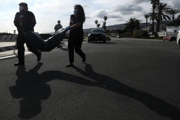 April 18, 2020, Los Angeles, California, U.S: Demonstrators carry a fake body bag outside Trump National Golf Club Los Angeles in protest against U.S. President Donald Trump s response to the coronavirus disease (COVID-19) pandemic, in Rancho Palos Verdes, California, April 18, 2020. Los Angeles U.S. - ZUMAc68_ 20200418_zaf_c68_009 Copyright: xRingoxChiux
