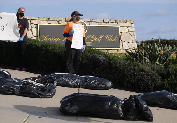 April 18, 2020, Los Angeles, California, U.S: Demonstrators stand as fake body bags are placed at outside Trump National Golf Club Los Angeles in protest against U.S. President Donald Trump s response to the coronavirus disease (COVID-19) pandemic, in Rancho Palos Verdes, California, April 18, 2020. Los Angeles U.S. - ZUMAc68_ 20200418_zaf_c68_013 Copyright: xRingoxChiux