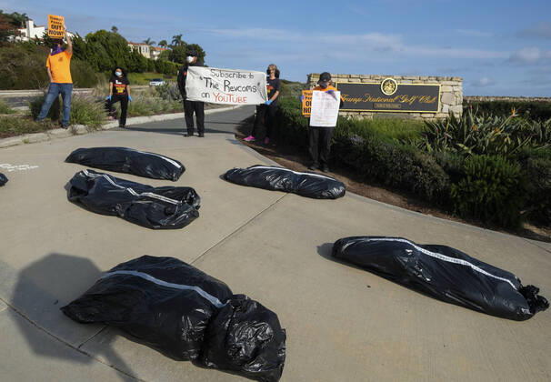 April 18, 2020, Los Angeles, California, U.S: Fake body bags are placed at outside Trump National Golf Club Los Angeles in protest against U.S. President Donald Trump s response to the coronavirus disease (COVID-19) pandemic, in Rancho Palos Verdes, California, April 18, 2020. Los Angeles U.S. - ZUMAc68_ 20200418_zaf_c68_018 Copyright: xRingoxChiux