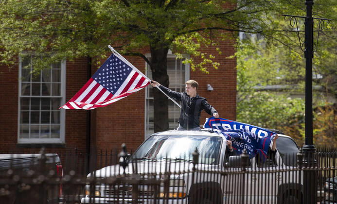 April 18, 2020, Annapolis, Maryland, United State of America: Hundreds of a vehicles gridlock downtown Annapolis, Maryland, April 18th, 2020, in protest of the stay at home order and closing of non-essential businesses by Maryland Governor Larry Hogan. Organizers are urging the governor to reopen businesses, churches and schools, saying there are other ways to social distance without shutting down the economy. ..- Annapolis United State of America - ZUMAa138 20200418_znp_a138_055 Copyright: xPerryxAstonx