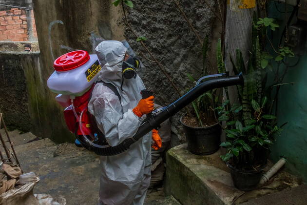 April 18, 2020, Rio de Janeiro, Brazil: Deaths from COVID-19 are increasing in the slums of Rio. Without any state assistance or information from the population, a group of activists living in the favelas got together and bought international hygiene equipment against the coronavirus and are cleaning the city s favelas. The second slum to have this treatment is the Babylonia slum, located in the Leme neighborhood, south zone. Rio de Janeiro Brazil - ZUMA AGA 20200418_mda_l255_314 Copyright: xEllanxLustosax