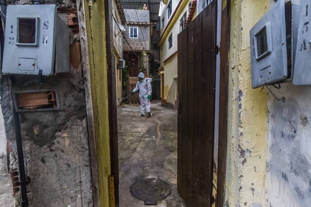 April 18, 2020, Rio de Janeiro, Brazil: Deaths from COVID-19 are increasing in the slums of Rio. Without any state assistance or information from the population, a group of activists living in the favelas got together and bought international hygiene equipment against the coronavirus and are cleaning the city s favelas. The second slum to have this treatment is the Babylonia slum, located in the Leme neighborhood, south zone. Rio de Janeiro Brazil - ZUMA AGA 20200418_mda_l255_317 Copyright: xEllanxLustosax